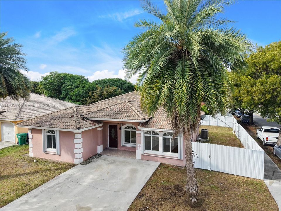 En Venta: $540,000 (4 camas, 2 baños, 1652 Pies cuadrados)