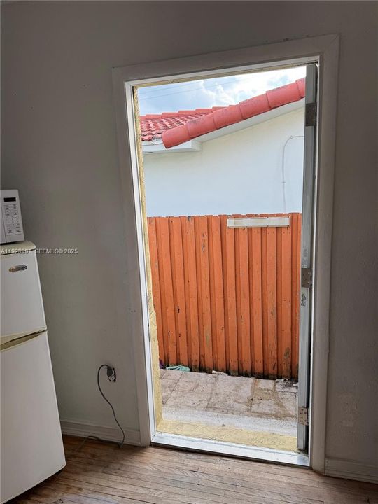 For Rent: $1,000 (1 beds, 1 baths, 1184 Square Feet)