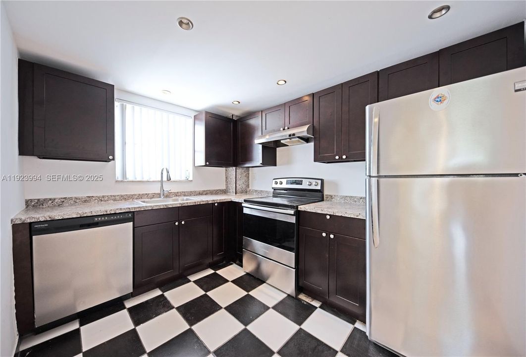 For Rent: $2,550 (2 beds, 2 baths, 1000 Square Feet)