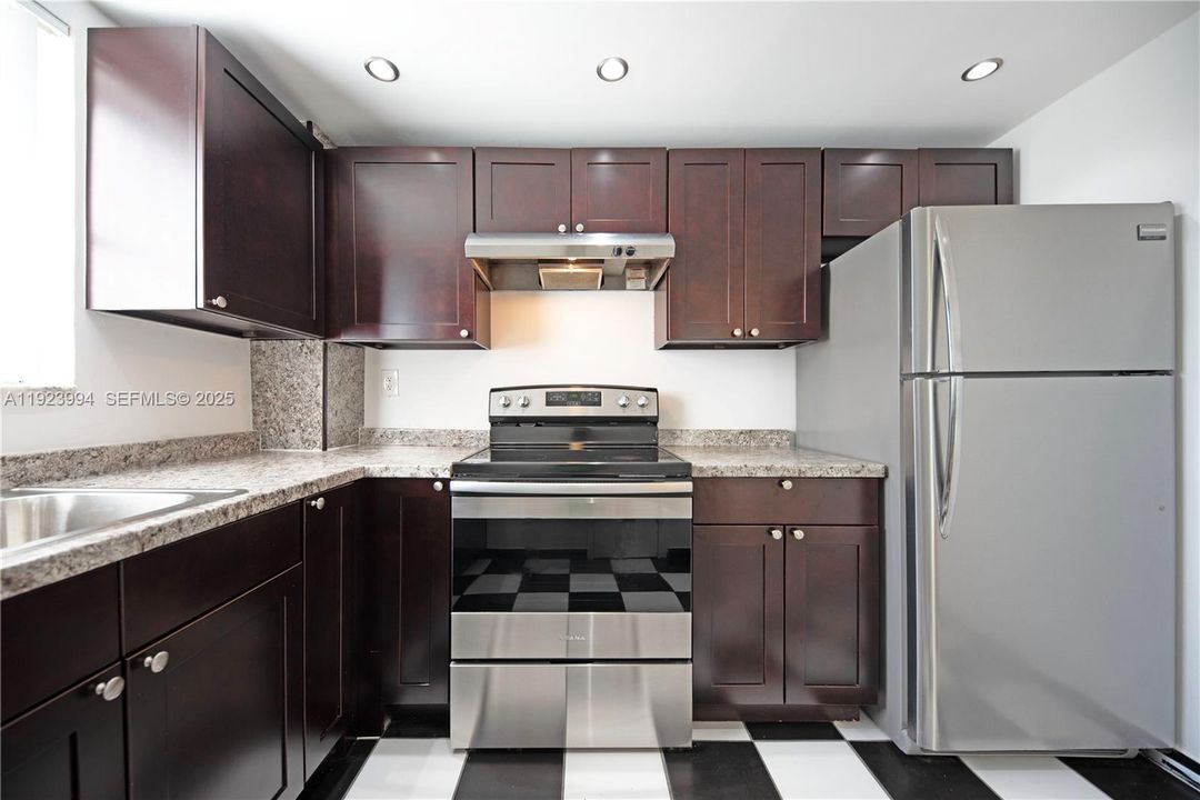 For Rent: $2,550 (2 beds, 2 baths, 1000 Square Feet)