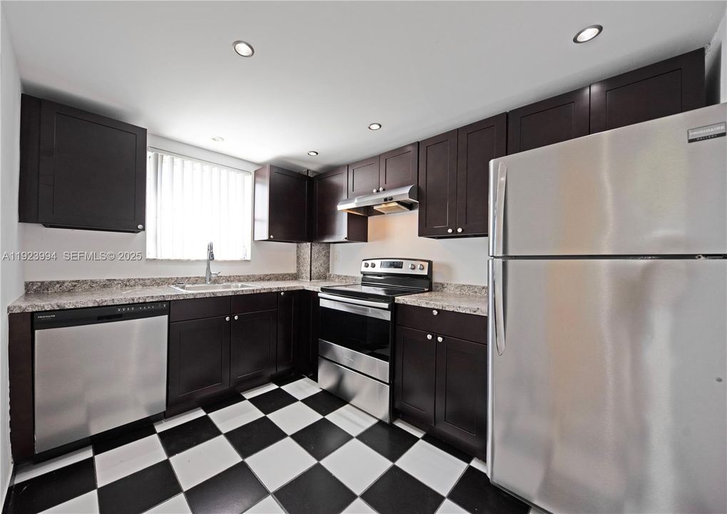 For Rent: $2,550 (2 beds, 2 baths, 1000 Square Feet)