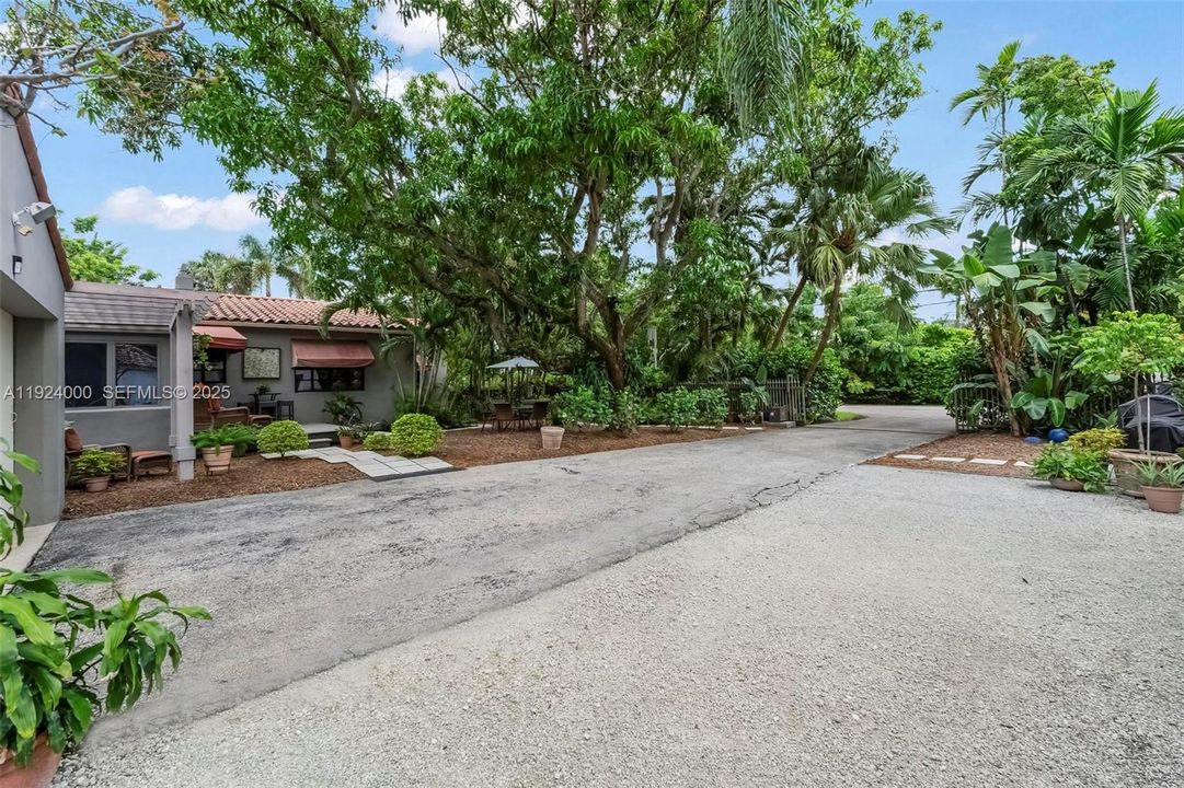 For Sale: $1,900,000 (4 beds, 3 baths, 1932 Square Feet)