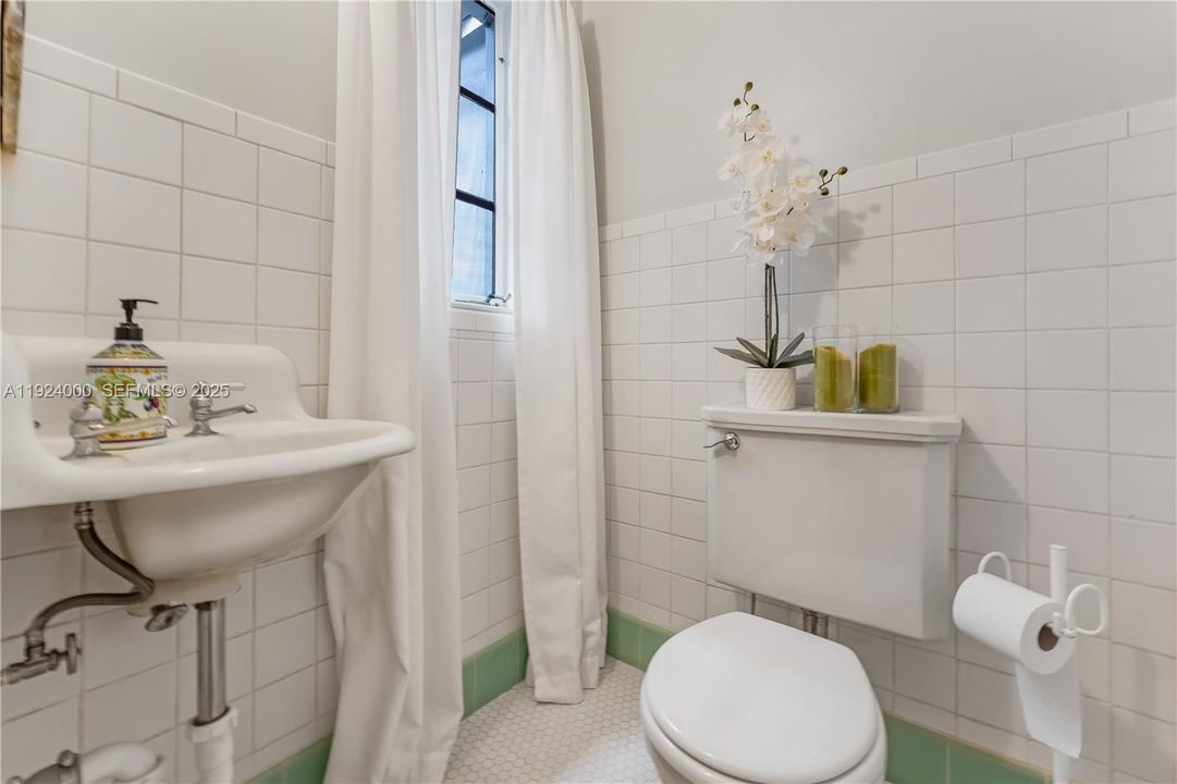 For Sale: $1,900,000 (4 beds, 3 baths, 1932 Square Feet)