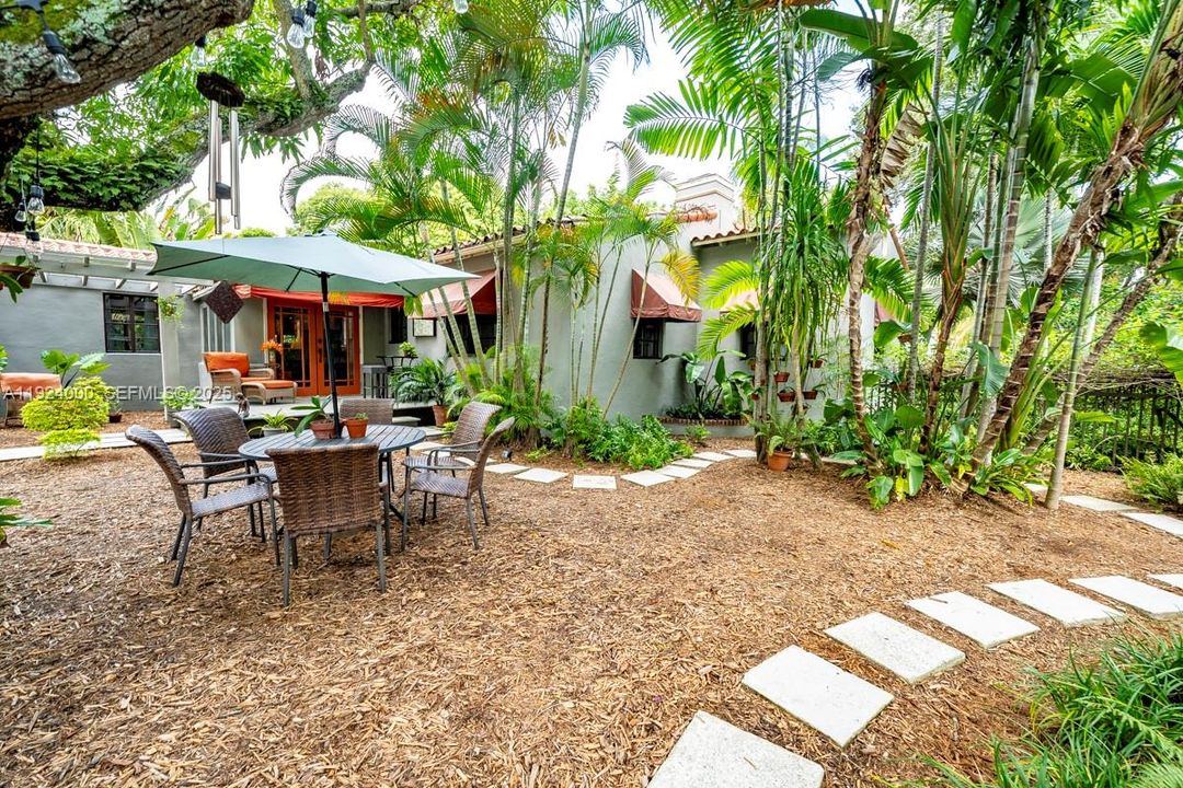 For Sale: $1,900,000 (4 beds, 3 baths, 1932 Square Feet)