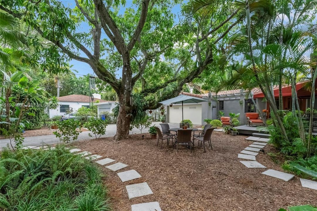 For Sale: $1,900,000 (4 beds, 3 baths, 1932 Square Feet)