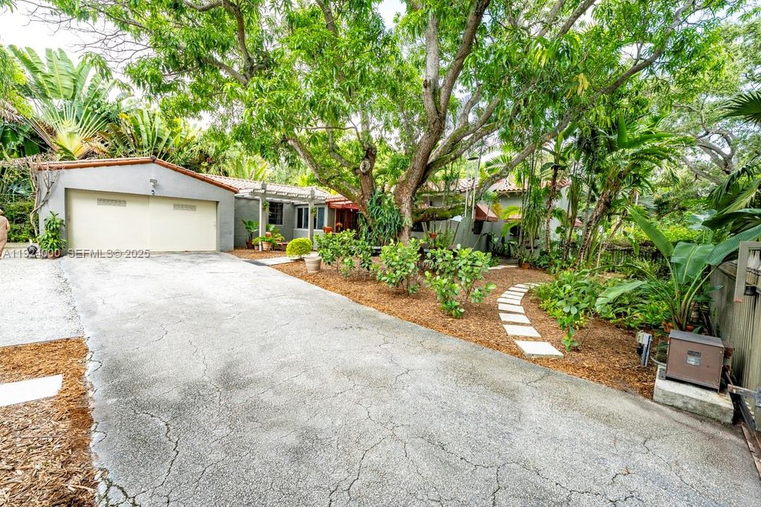 For Sale: $1,900,000 (4 beds, 3 baths, 1932 Square Feet)