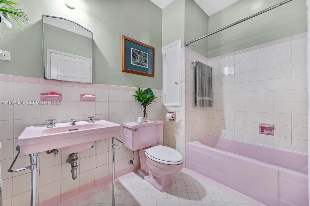 For Sale: $1,900,000 (4 beds, 3 baths, 1932 Square Feet)