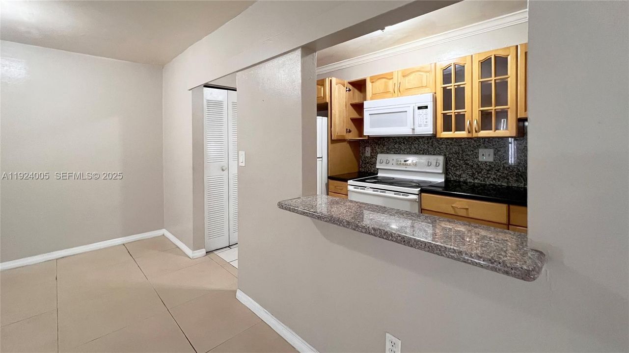 待售: $275,000 (2 贝兹, 2 浴室, 1060 平方英尺)