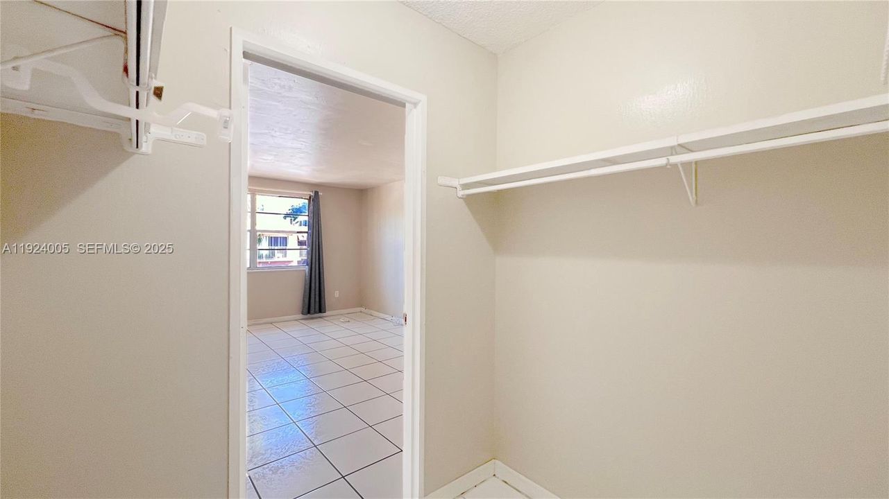 待售: $275,000 (2 贝兹, 2 浴室, 1060 平方英尺)