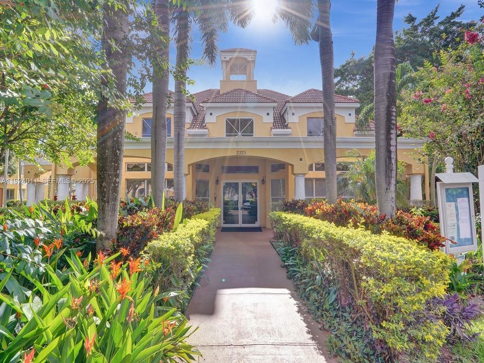 Под контрактом: $2,050 (2 спален, 2 ванн, 1256 Квадратных фут)