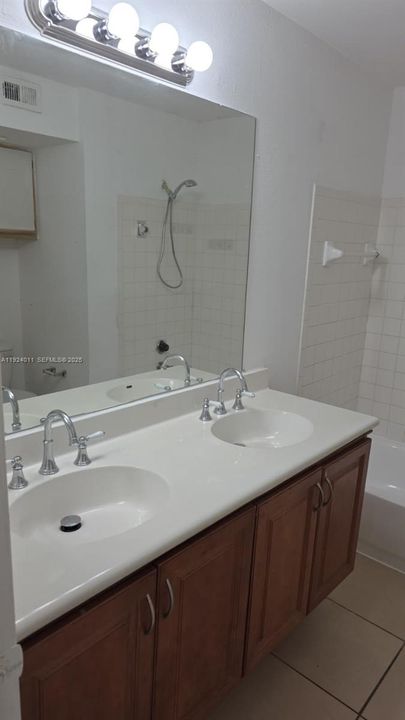 Под контрактом: $2,050 (2 спален, 2 ванн, 1256 Квадратных фут)