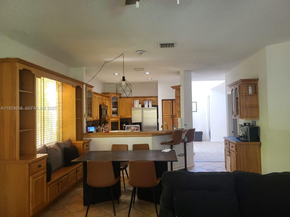 В аренду: $4,500 (4 спален, 2 ванн, 2450 Квадратных фут)