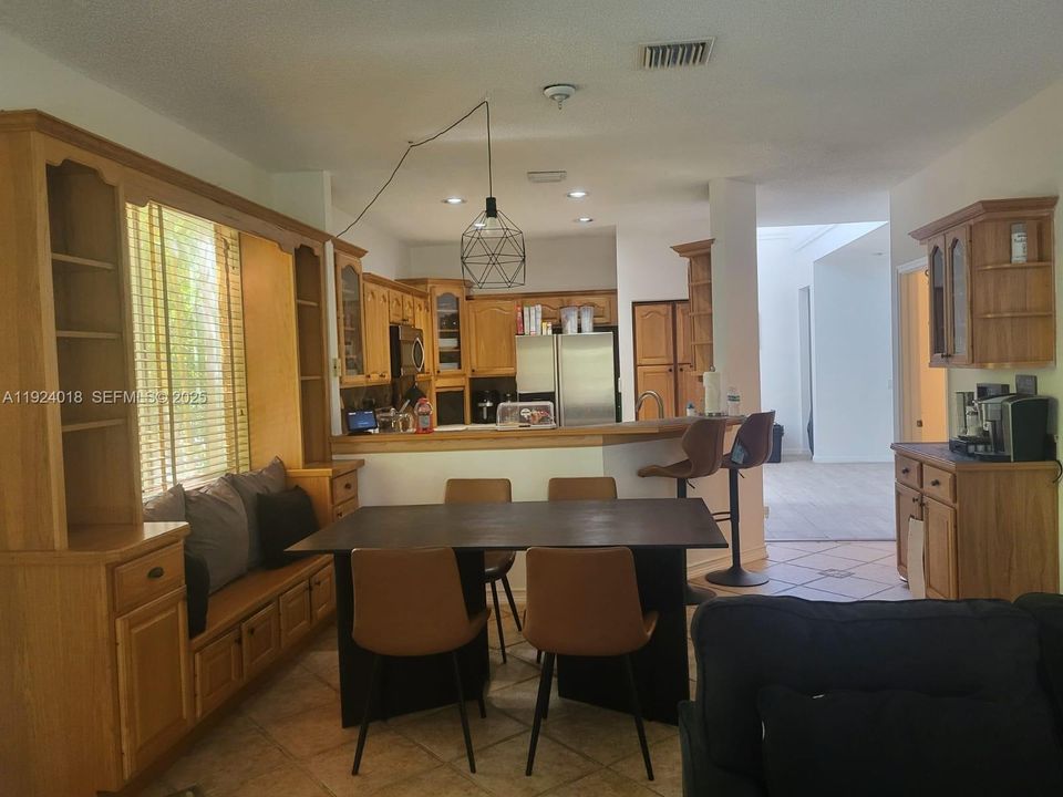 В аренду: $4,500 (4 спален, 2 ванн, 2450 Квадратных фут)