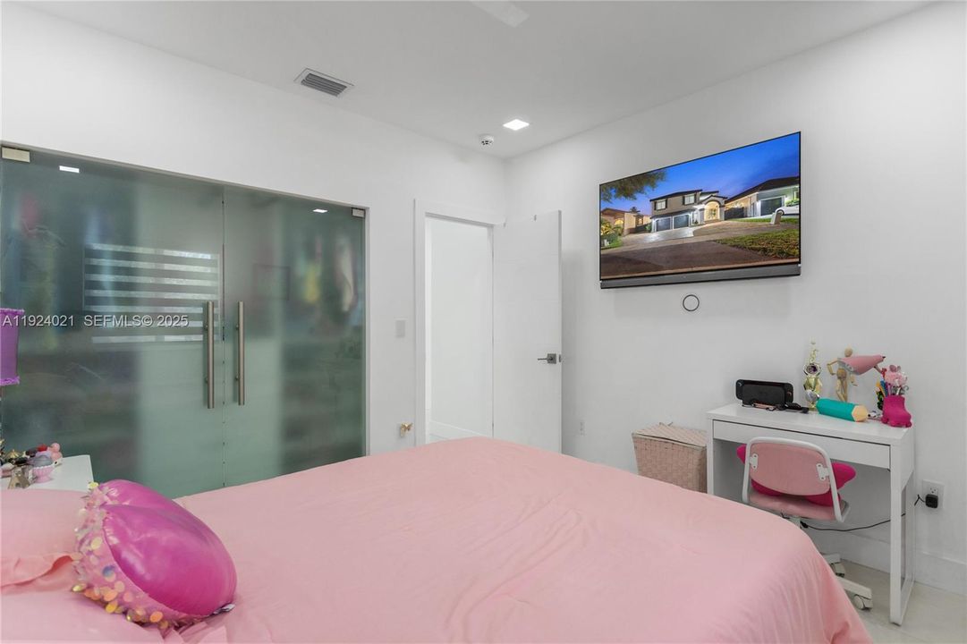 For Sale: $1,199,900 (5 beds, 3 baths, 3087 Square Feet)