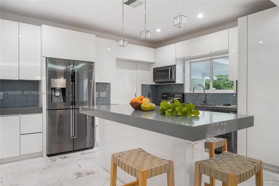 For Rent: $17,000 (3 beds, 3 baths, 1913 Square Feet)