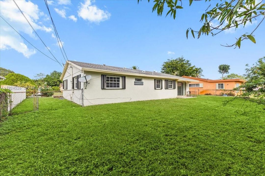 For Sale: $440,000 (3 beds, 2 baths, 1368 Square Feet)