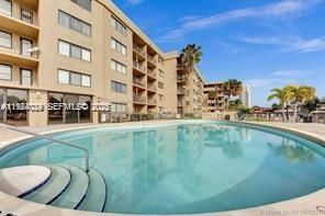 For Rent: $2,350 (1 beds, 1 baths, 937 Square Feet)