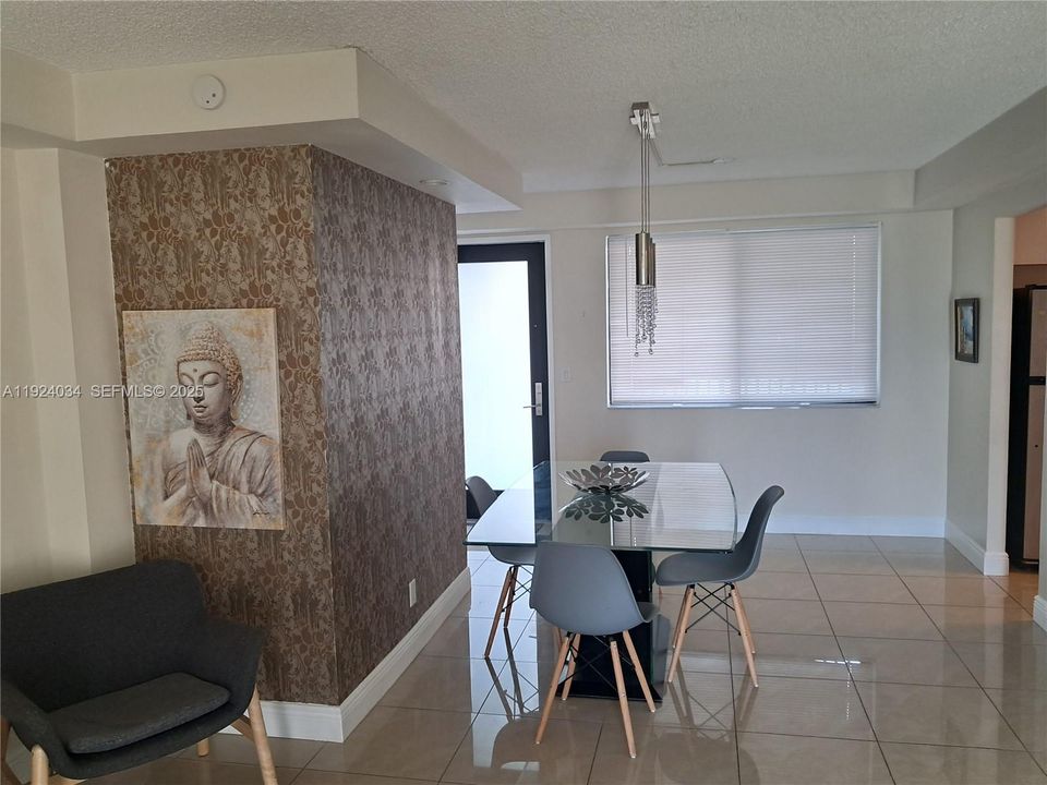 For Rent: $2,350 (1 beds, 1 baths, 937 Square Feet)