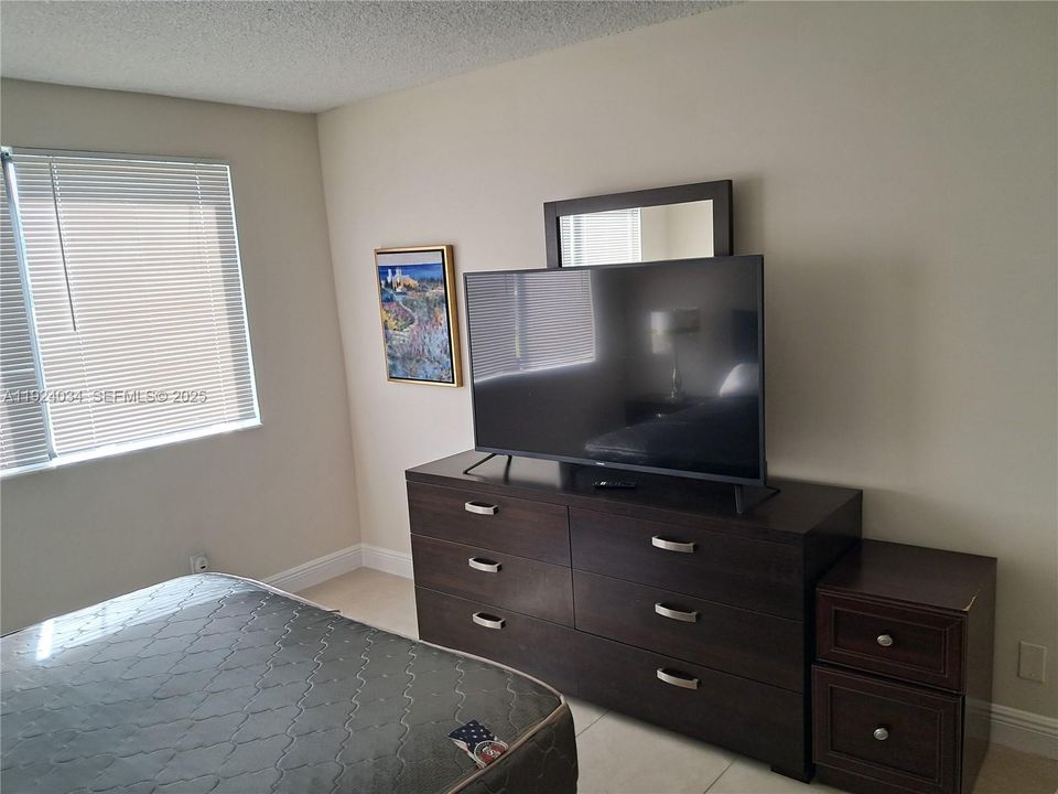 For Rent: $2,350 (1 beds, 1 baths, 937 Square Feet)