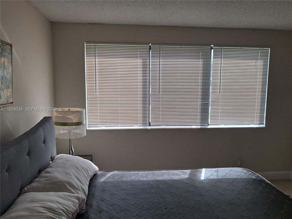 For Rent: $2,350 (1 beds, 1 baths, 937 Square Feet)