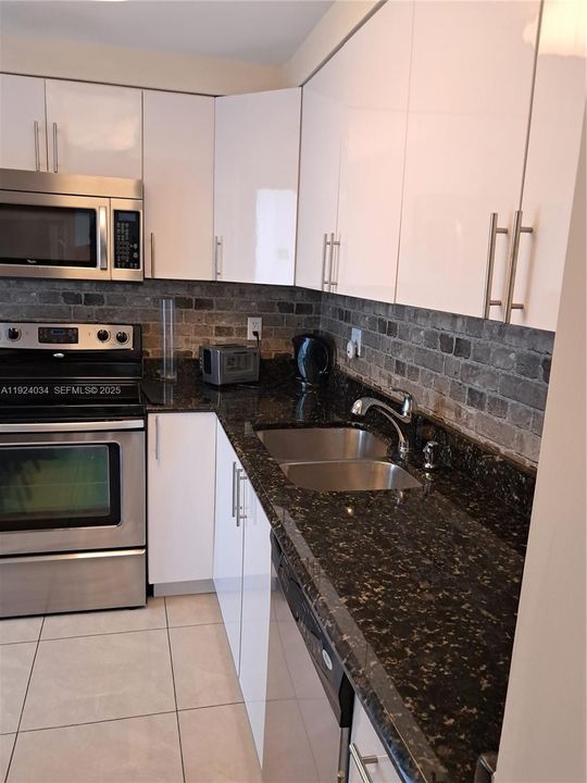 For Rent: $2,350 (1 beds, 1 baths, 937 Square Feet)
