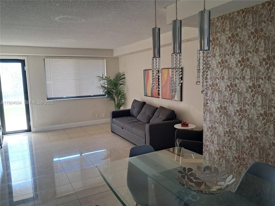 For Rent: $2,350 (1 beds, 1 baths, 937 Square Feet)