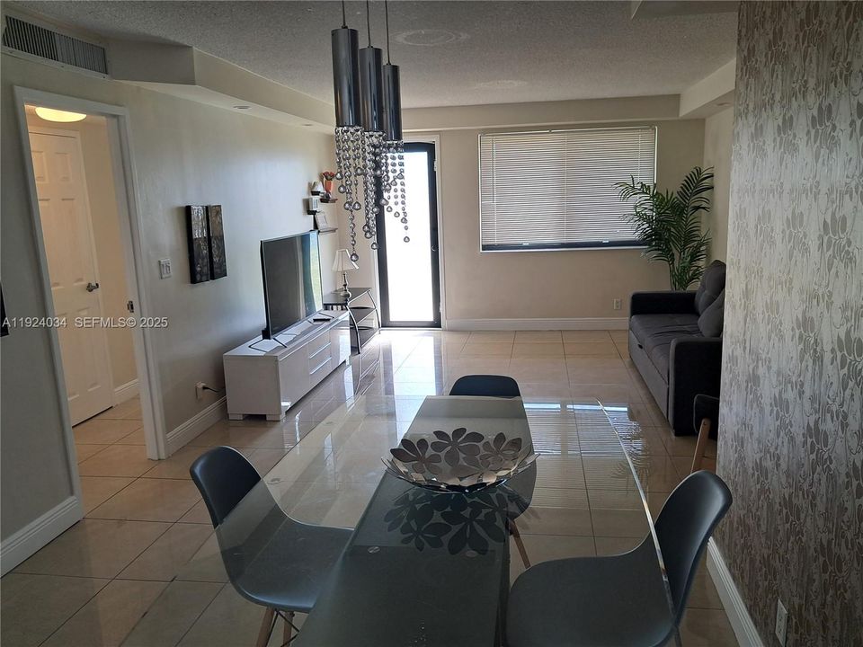 For Rent: $2,350 (1 beds, 1 baths, 937 Square Feet)