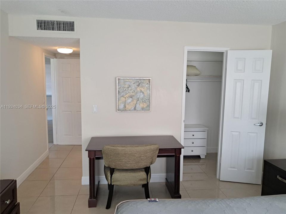 For Rent: $2,350 (1 beds, 1 baths, 937 Square Feet)