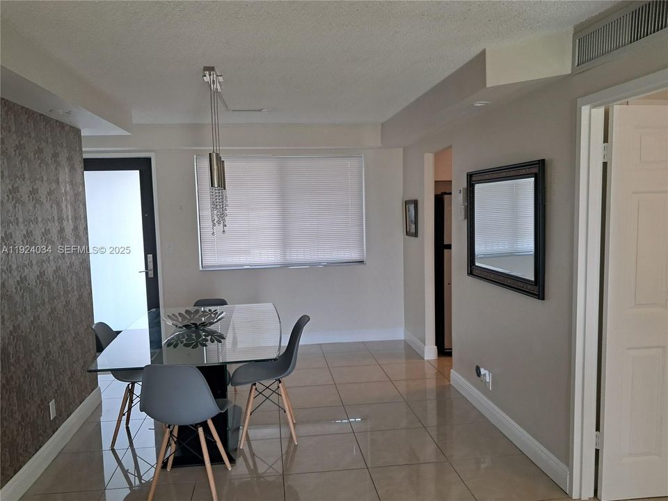 For Rent: $2,350 (1 beds, 1 baths, 937 Square Feet)