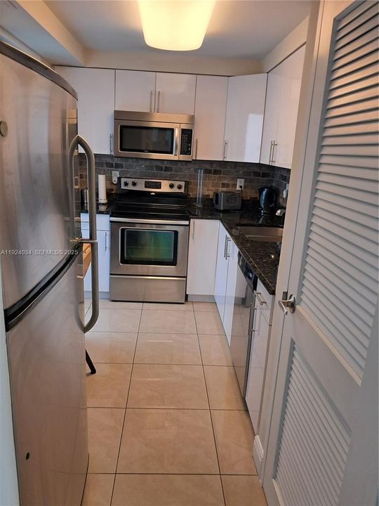 For Rent: $2,350 (1 beds, 1 baths, 937 Square Feet)