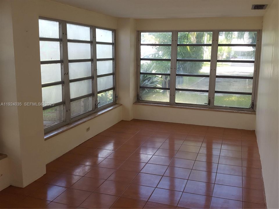 For Sale: $430,000 (2 beds, 1 baths, 1184 Square Feet)
