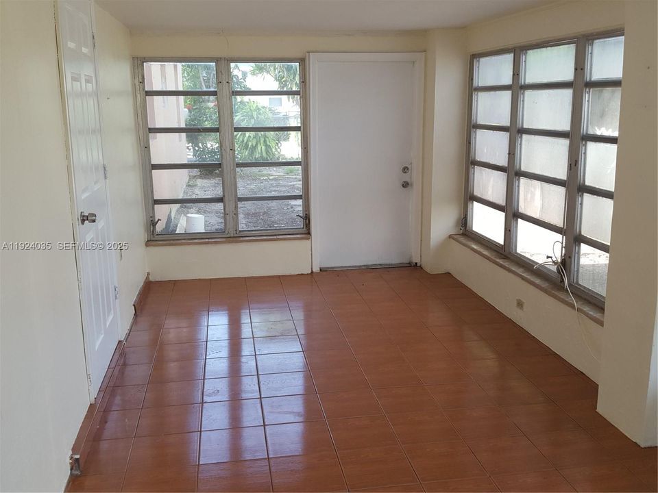 For Sale: $430,000 (2 beds, 1 baths, 1184 Square Feet)