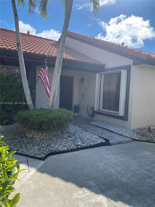 出租: $2,400 (2 贝兹, 1 浴室, 710 平方英尺)