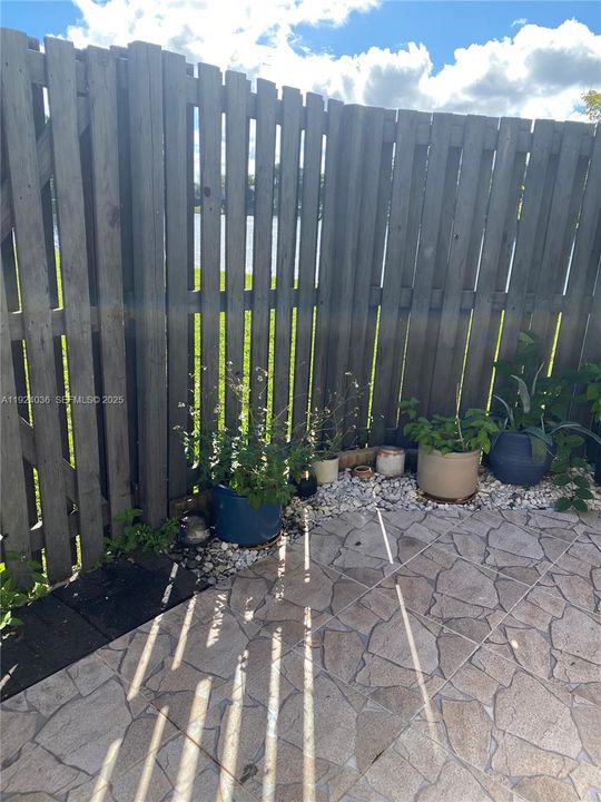 出租: $2,400 (2 贝兹, 1 浴室, 710 平方英尺)