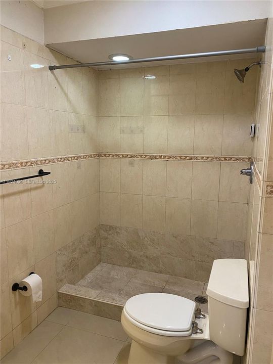 出租: $2,400 (2 贝兹, 1 浴室, 710 平方英尺)