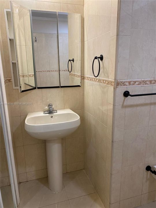 出租: $2,400 (2 贝兹, 1 浴室, 710 平方英尺)