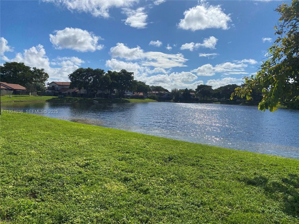 出租: $2,400 (2 贝兹, 1 浴室, 710 平方英尺)