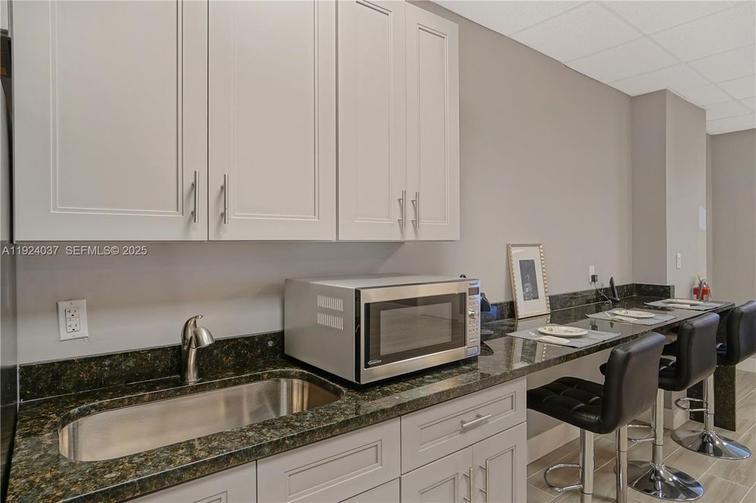 Kitchen Area + 3 seats