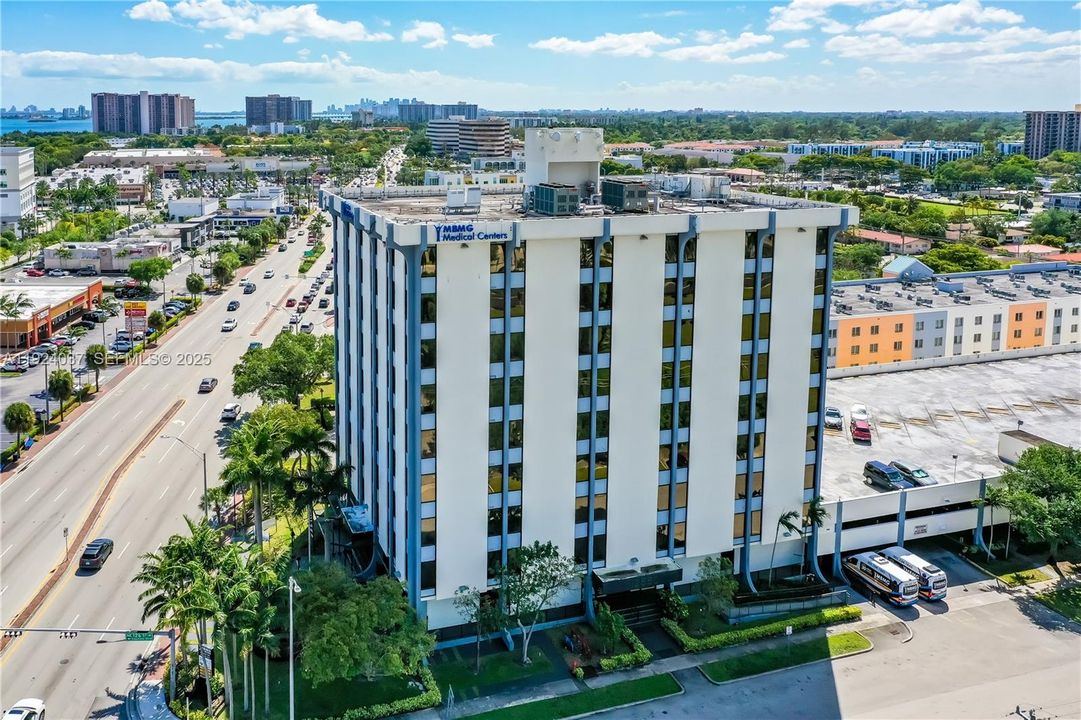 2.9 miles from the Beach - Bal Harbor Shops and 2.9 miles from Hwy 95 - Great Location!