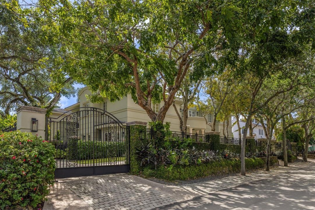 For Sale: $11,500,000 (5 beds, 5 baths, 6720 Square Feet)