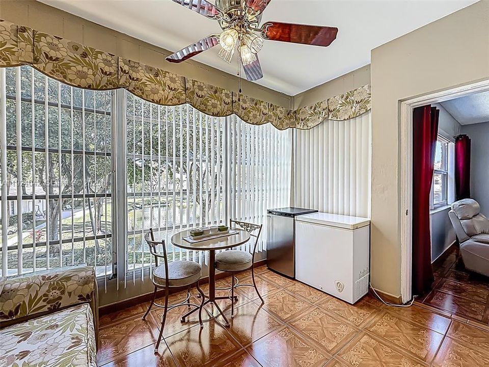 For Sale: $95,000 (1 beds, 1 baths, 684 Square Feet)