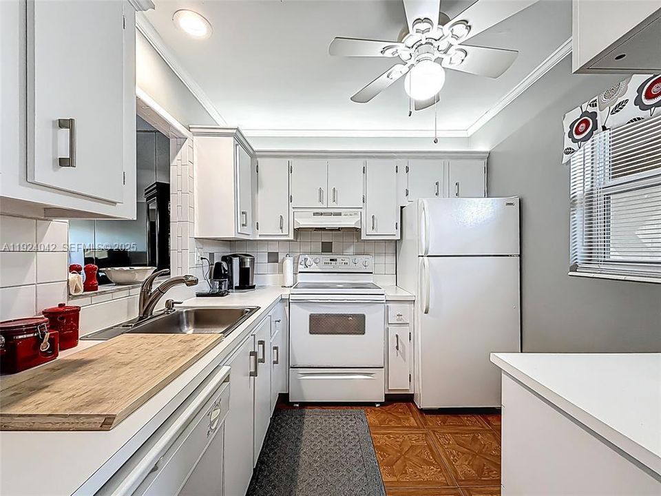 For Sale: $95,000 (1 beds, 1 baths, 684 Square Feet)