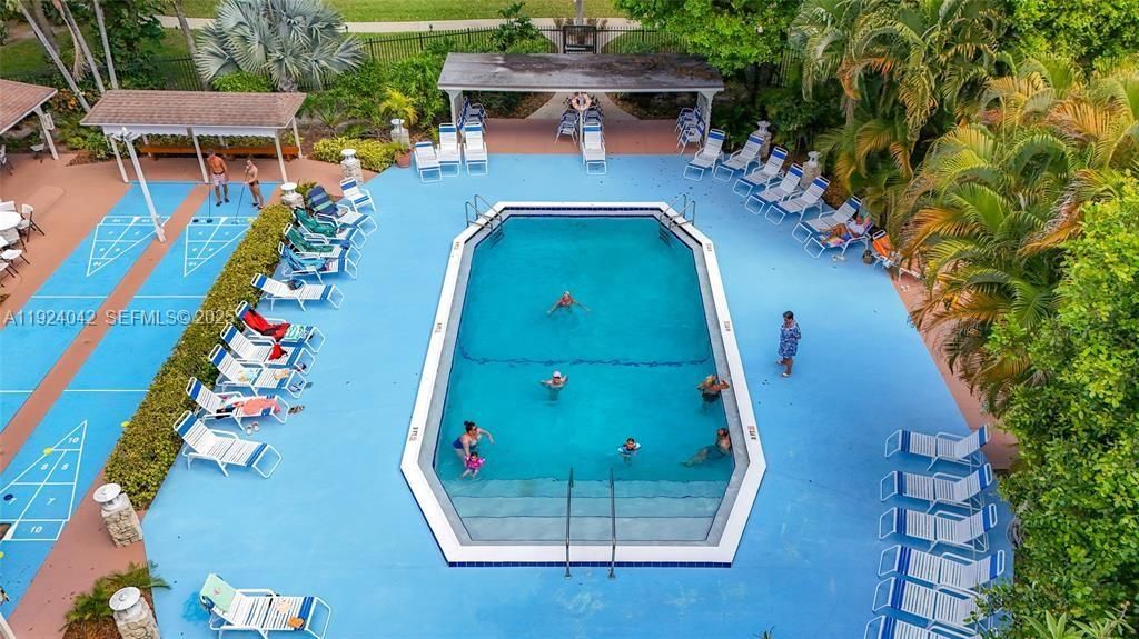 For Sale: $95,000 (1 beds, 1 baths, 684 Square Feet)