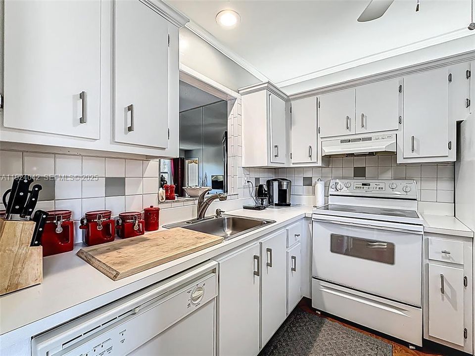 For Sale: $95,000 (1 beds, 1 baths, 684 Square Feet)