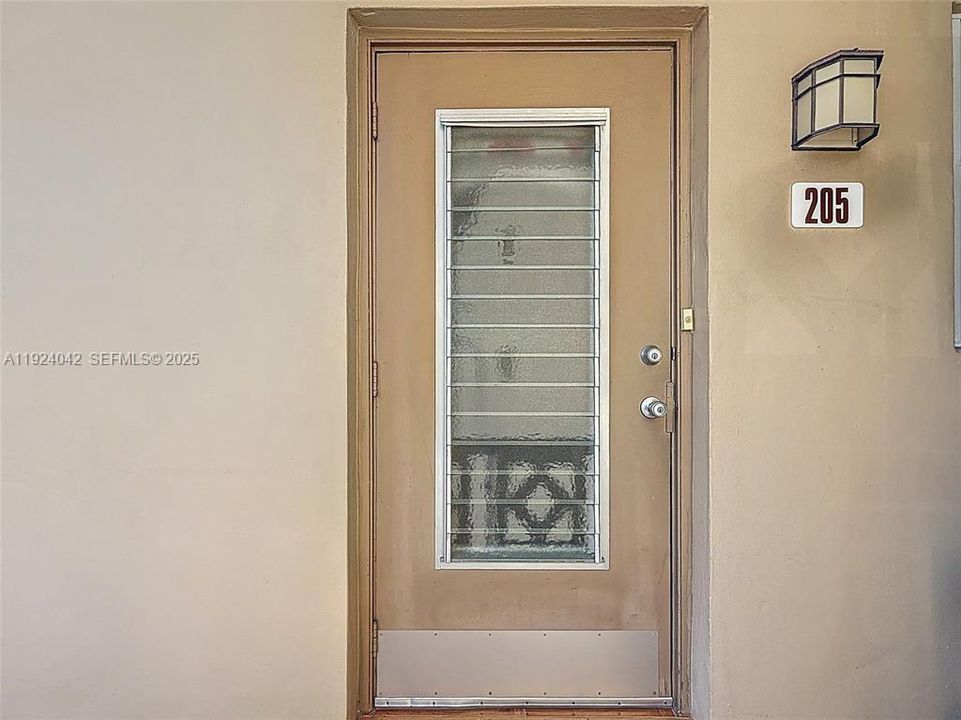 For Sale: $95,000 (1 beds, 1 baths, 684 Square Feet)