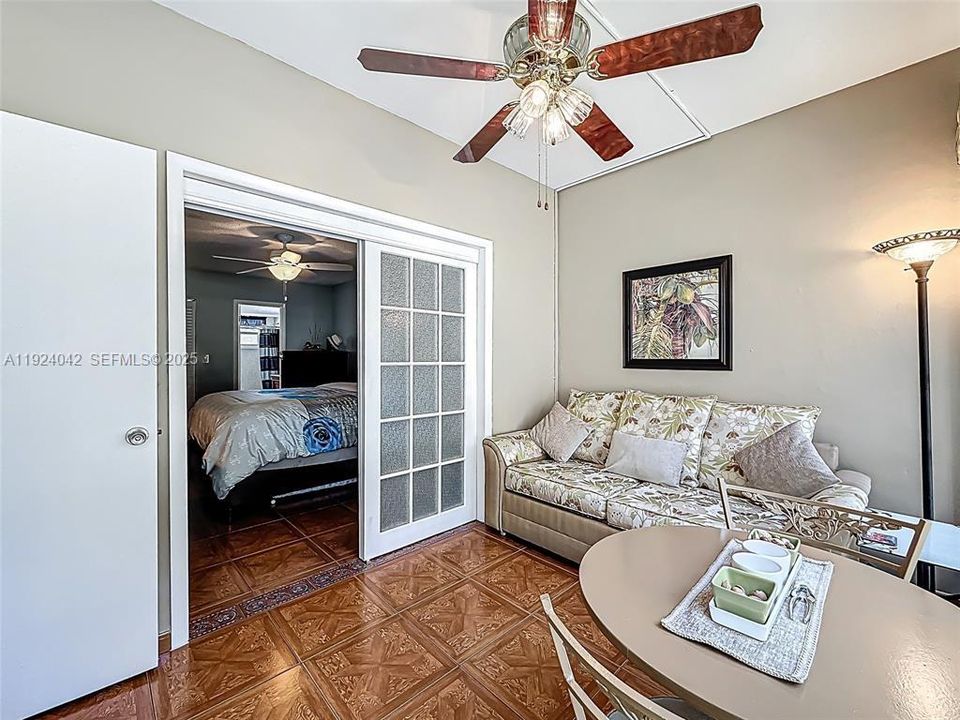 For Sale: $95,000 (1 beds, 1 baths, 684 Square Feet)