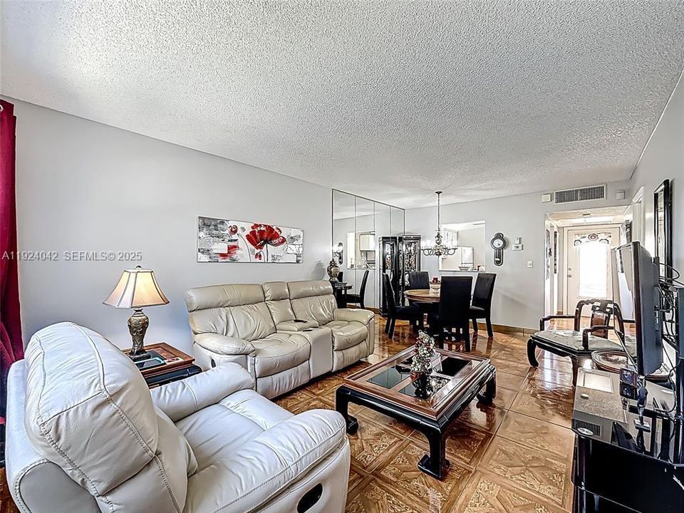 For Sale: $95,000 (1 beds, 1 baths, 684 Square Feet)