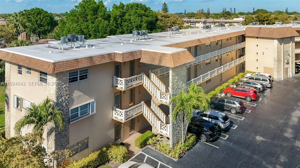 For Sale: $95,000 (1 beds, 1 baths, 684 Square Feet)