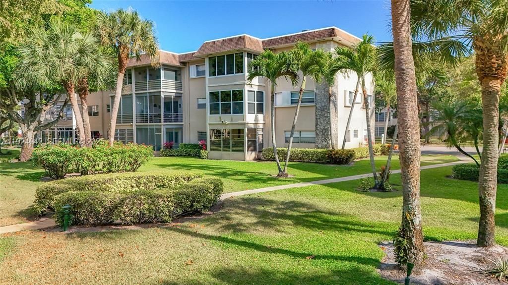 For Sale: $95,000 (1 beds, 1 baths, 684 Square Feet)