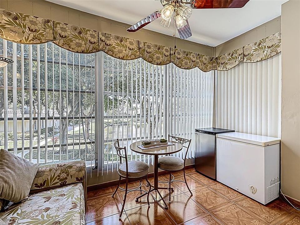 For Sale: $95,000 (1 beds, 1 baths, 684 Square Feet)